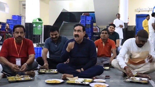 माता वैष्णवदेवी के भुवन में दर्शन करने पहुंचे गृहमंत्री माता वैष्णवदेवी के भुवन में दर्शन करने पहुंचे गृहमंत्री