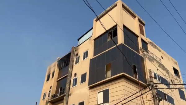 Noida Fierce fire in Karishma Fashion clothing company 10 people were rescued by crane 