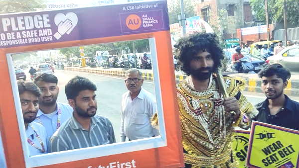 Agra Artist in Yamraj costume prank on those who are not following traffic rules Agra Artist in Yamraj costume prank on those who are not following traffic rules