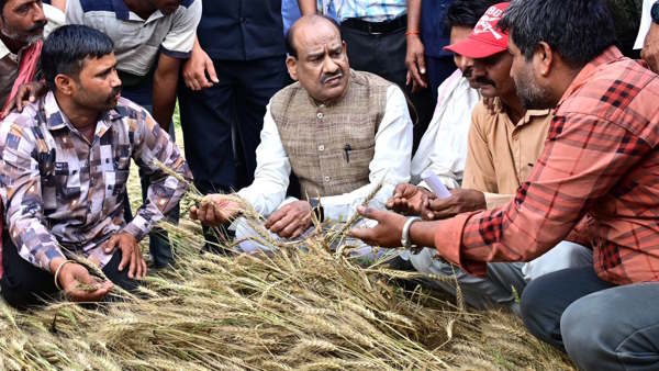 सांसद ओम बिरला ने किया खेतों का दौरा