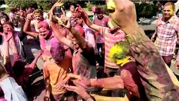 पुलिस की होली: एसपी-आईजी संग पुलिसकर्मियों ने खूब खेली होली
