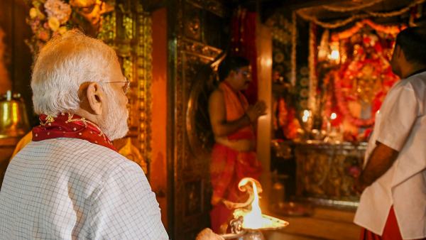 सरकार पर हिंदुओं की भावनाओं को आहत करने का आरोप 