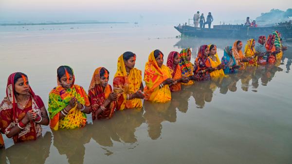 डूबते और उगते सूर्य को अर्घ्य देने की परंपरा डूबते और उगते सूर्य को अर्घ्य देने की परंपरा