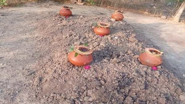 पुजारी ने ली जिंदा समाधि