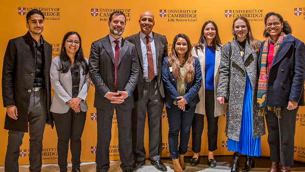 'भारत में हो रही है विपक्ष के नेताओं की जासूसी'