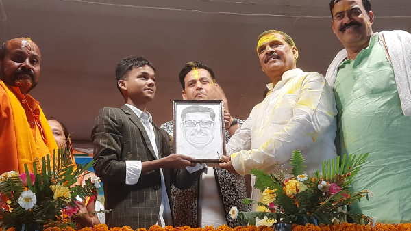 gorakhpur BJP MP ravi kishan targeted opposition by using his favourite dialouge in ballia 