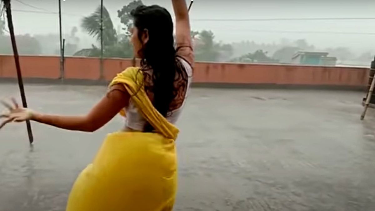 पीली साड़ी पहनकर महिला ने किया डांस