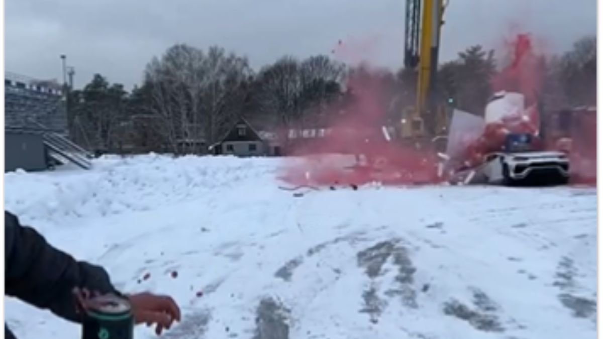 3 करोड़ की गाड़ी को कर डाला खाक