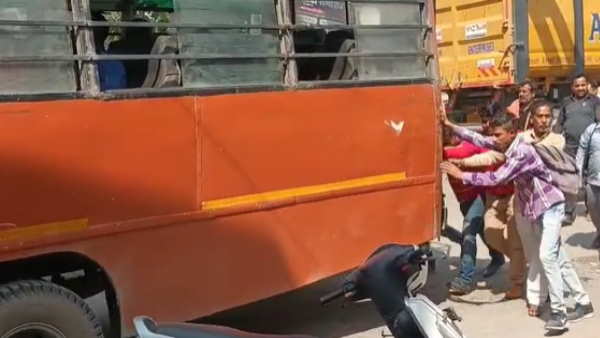 Akhilesh Yadav tweet on the viral video of passengers pushing roadways bus in Rae Bareli