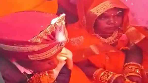 Unique Marriage Chapra Viral Video 3 fit groom married to 3.5 fit bride in saran news Unique Marriage Chapra Viral Video 3 fit groom married to 3.5 fit bride in saran news