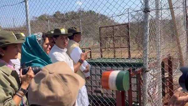 CM के लीवर घुमाते ही पिंजरे से निकलकर बाड़े में दौड़ी बाघिन