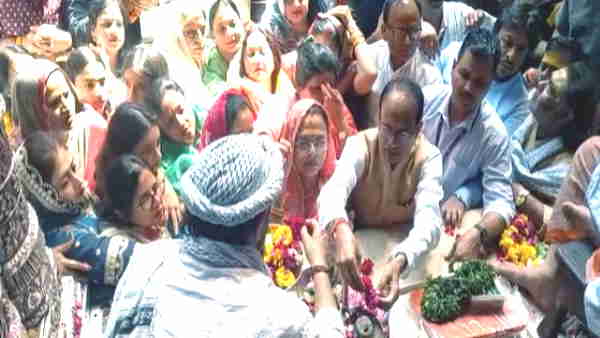 CM Shivraj Singh Chouhan reached Vrindavan with wife Sadhna Singh mathura MP news 