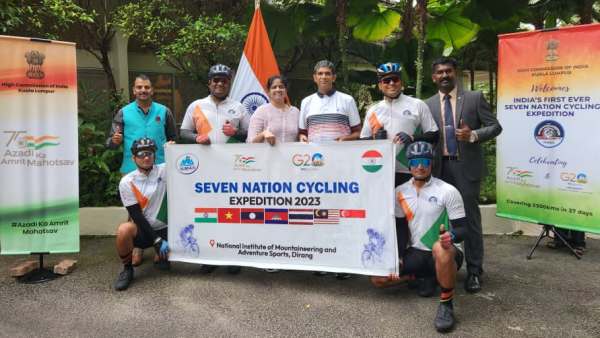 38 दिनों तक 6 देशों की यात्रा