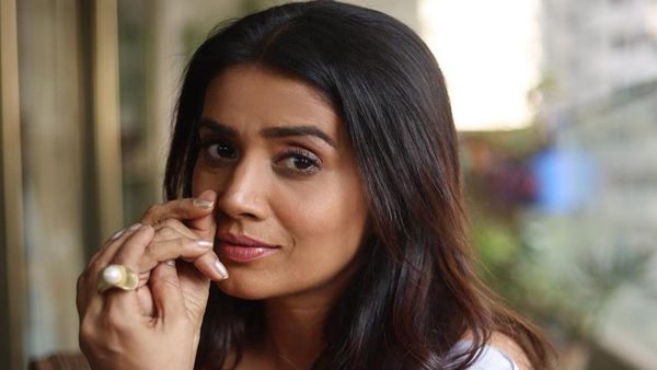 कौन हैं सोनाली कुलकर्णी?