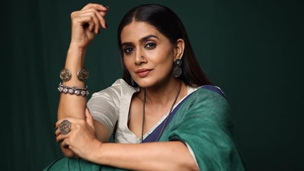 सोनाली कुलकर्णी ने महिलाओं को आलसी कहने पर मांगी माफी