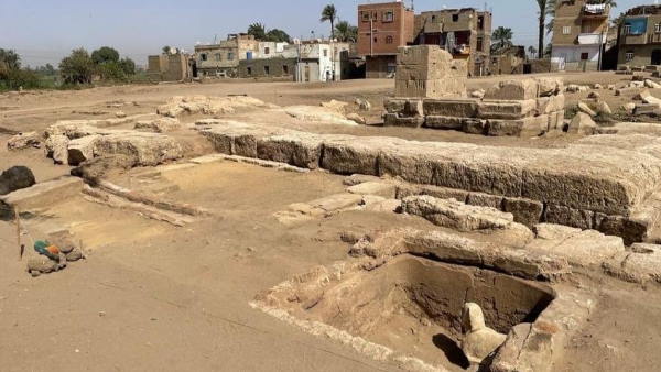 मेज के अवशेष भी मिले