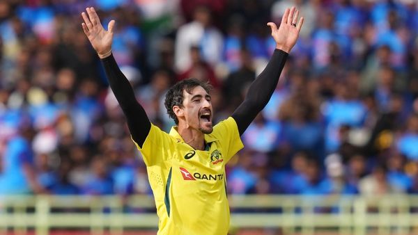 स्टार्क मजबूत पक्ष के साथ करते हैं गेंदबाजी