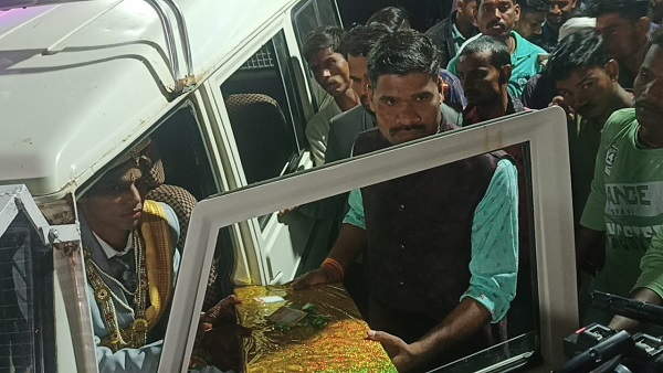 MP: पुलिस ने कराई अनूठी शादी, थाने में लगी बारात MP: पुलिस ने कराई अनूठी शादी, थाने में लगी बारात