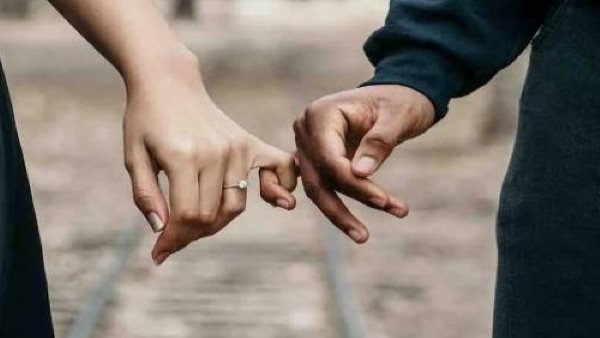 गांव वालों ने रचाई शादी 