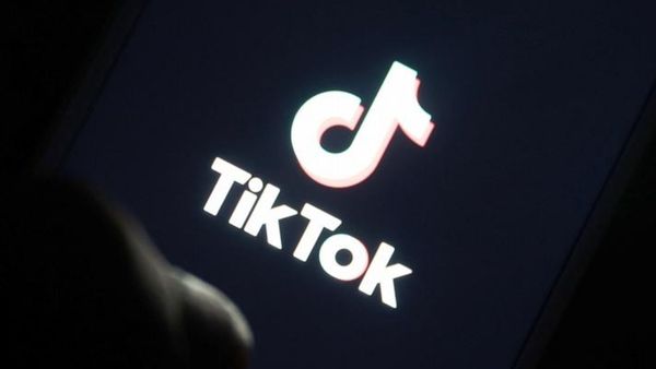 TikTok पर समय बर्बाद कर रहे अमेरिकी किशोर