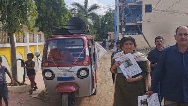 ‘तोते’ में फंसी जान, पागलों की तरह ढूढ़ रहा परिवार, ईनाम रखा ‘तोते’ में फंसी जान, पागलों की तरह ढूढ़ रहा परिवार, ईनाम रखा