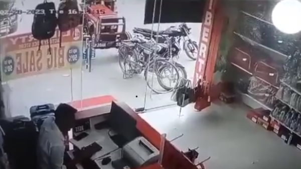  अचानक स्‍टार्ट हुआ ट्रैक्‍टर, शोरूम में घुसा 