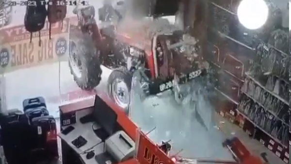 काउंटर पर बैठा लड़का जान बचाकर भागता है 