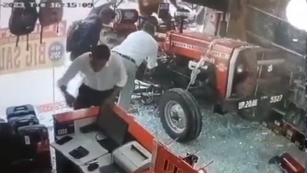 ट्रैक्‍टर शोरूम में घुसता है और फिर.....