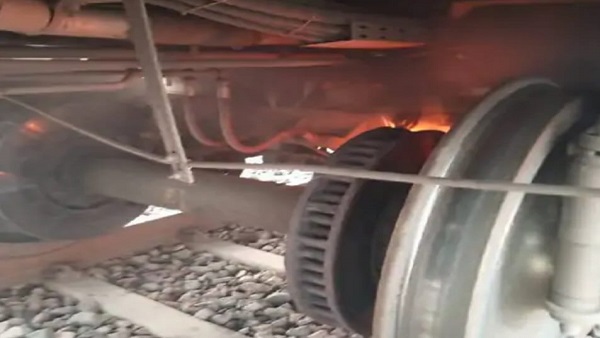 खजुराहो-उदयपुर इंटरसिटी के एसी कोच के नीचे लगी आग