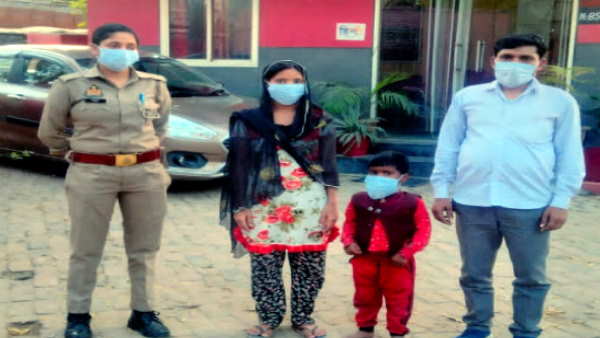 Noida 4 year old missing girl reunited with family Siddharth rescued from 50 feet deep pit