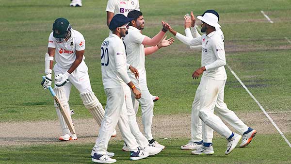 मिशेल स्टार्क के डंडे उड़ा कर लिया 100वां टेस्ट विकेट