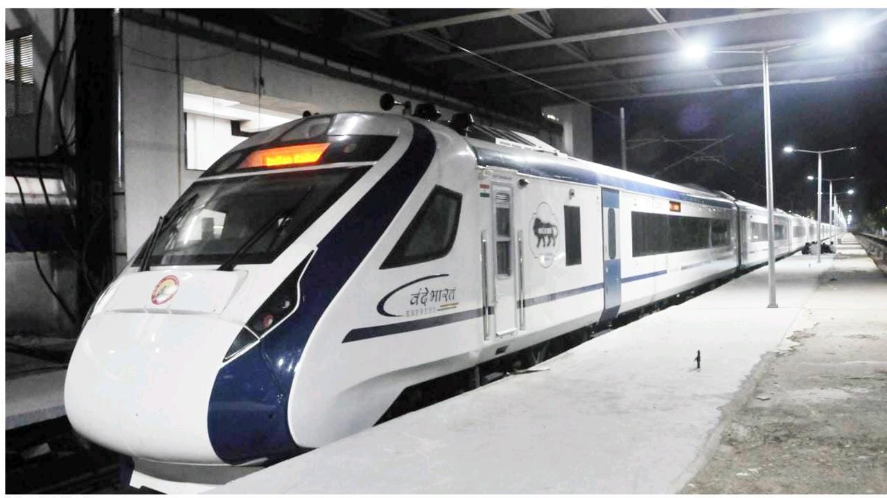 मध्य प्रदेश की पहली वंदेभारत ट्रेन भोपाल पहुंची मध्य प्रदेश की पहली वंदेभारत ट्रेन भोपाल पहुंची