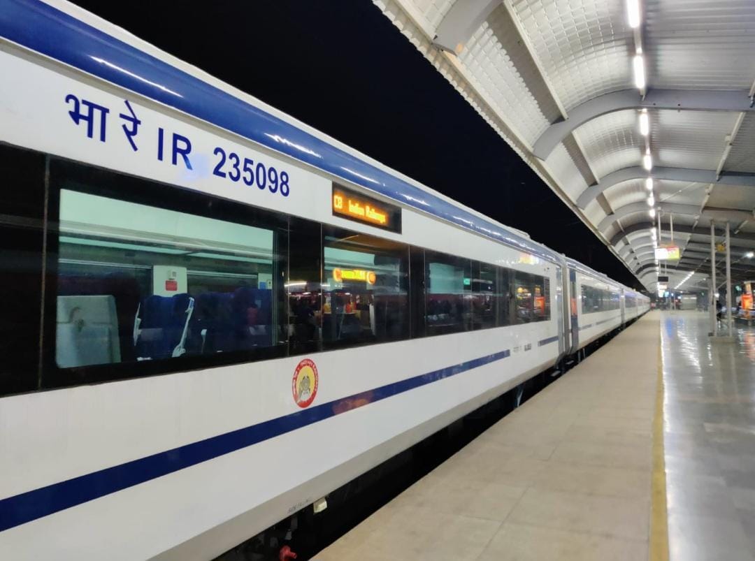 मध्य प्रदेश की पहली वंदेभारत ट्रेन भोपाल पहुंची मध्य प्रदेश की पहली वंदेभारत ट्रेन भोपाल पहुंची