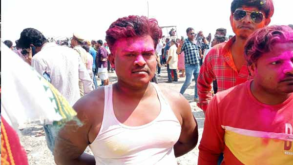 युवक ने कहा, गुलाल फेंकने पर पीटा गया 