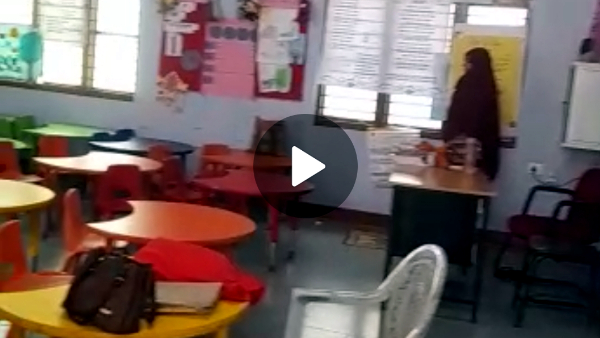 भोपाल के सरकारी स्कूल के क्लासरूम में टीचर्स ने पढ़ी नमाज भोपाल के सरकारी स्कूल के क्लासरूम में टीचर्स ने पढ़ी नमाज