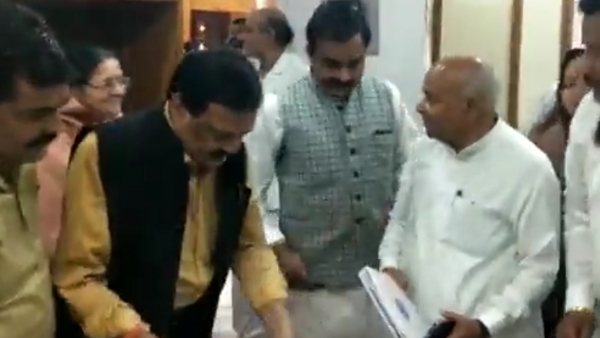 नैतिकता के आधार पर छोड़े कुर्सी: सज्जन सिंह वर्मा