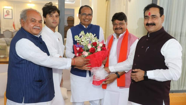 जिलों के प्रभार वाले मंत्रियों की अदला-बदली पर चर्चा जिलों के प्रभार वाले मंत्रियों की अदला-बदली पर चर्चा