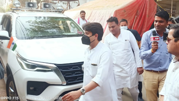 सिंधिया अचानक पहुंचे संघ कार्यालय सिंधिया अचानक पहुंचे संघ कार्यालय