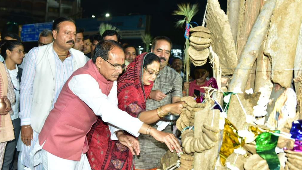 CM शिवराज ने पत्नी साधना सिंह चौहान के साथ किया होलिका पूजन CM शिवराज ने पत्नी साधना सिंह चौहान के साथ किया होलिका पूजन