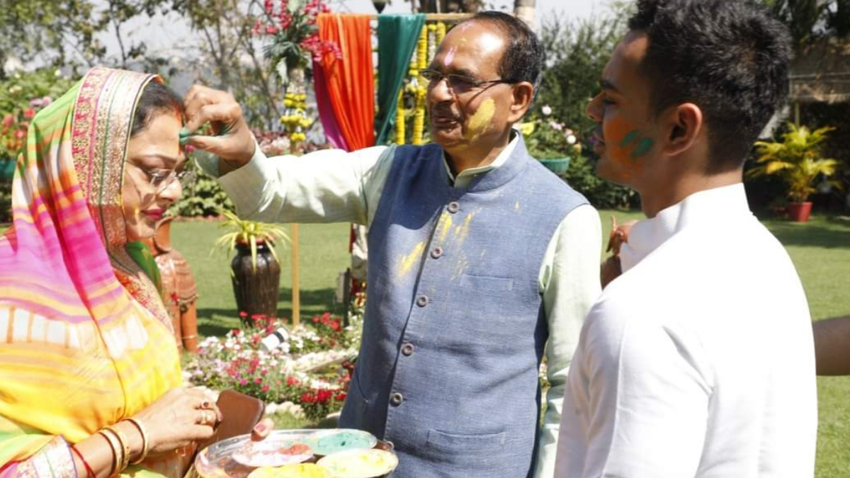 भोपाल में सीएम शिवराज सिंह चौहान ने जमकर खेली होली भोपाल में सीएम शिवराज सिंह चौहान ने जमकर खेली होली