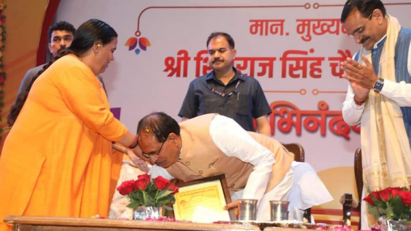 दीदी के कंठ में सरस्वती विराजमान: CM