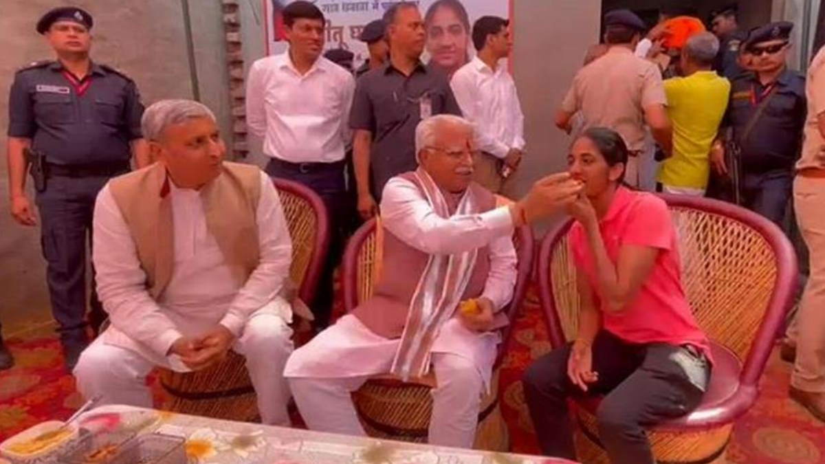 CM Khattar reached the house of boxing champion, congratulated the golden girl Neetu Ghanghas CM Khattar reached the house of boxing champion, congratulated the golden girl Neetu Ghanghas
