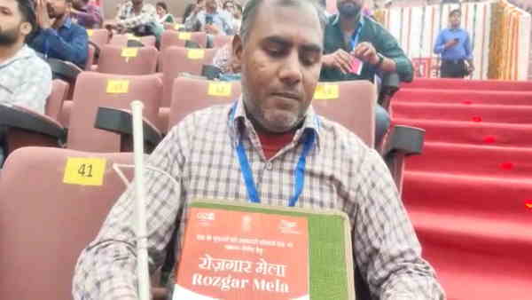 Agra 100% blind Tasavvar Ali and Manisha Kumari get appointment letter