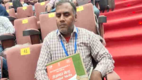 Agra 100% blind Tasavvar Ali and Manisha Kumari get appointment letter