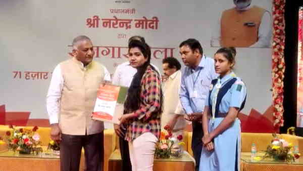 Agra 100% blind Tasavvar Ali and Manisha Kumari get appointment letter