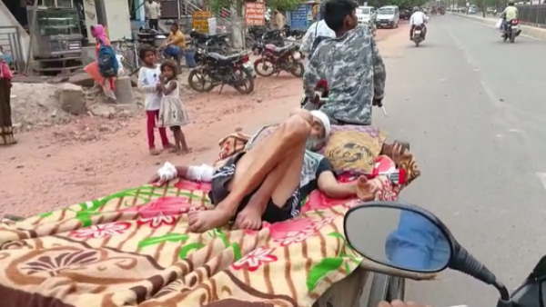 Aligarh Humanity ashamed Innocent children taking sick father on rickshaw ambulance did not reach 