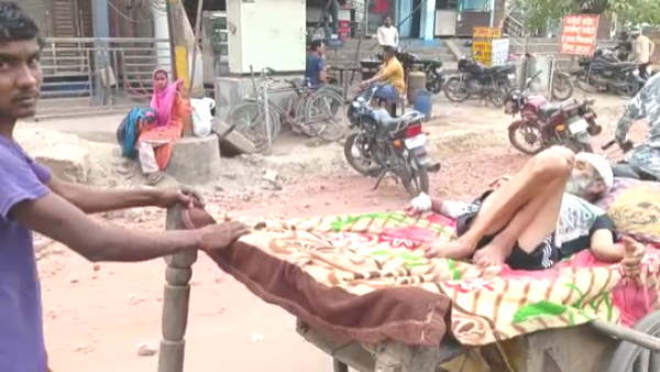 Aligarh Humanity ashamed Innocent children taking sick father on rickshaw ambulance did not reach 