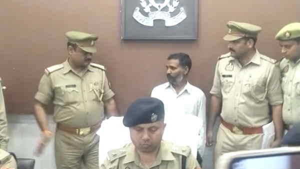 Mathura E-rickshaw driver arrested in threatining Aniruddhacharya Maharaj to repay the loan 