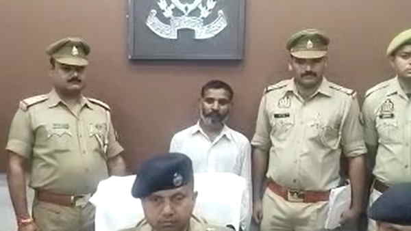 Mathura E-rickshaw driver arrested in threatining Aniruddhacharya Maharaj to repay the loan 
