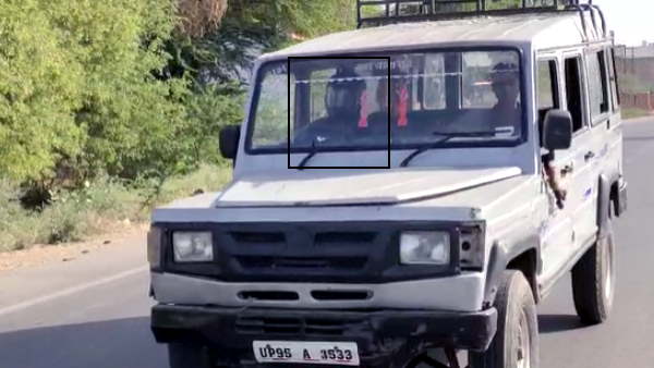 Hamirpur the four wheeler driver challaned for not wearing helmet now driver wearing while driving